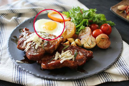 Vì sao ăn bít tết lại có trứng ốp tái bên cạnh, nhiều người bất ngờ khi biết sự thật