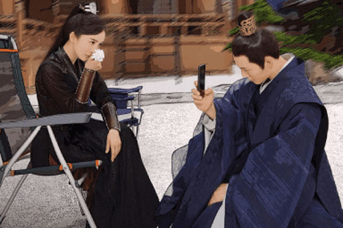 Số hưởng như Dương Mịch: Hết được trai trẻ ôm lại được đàn anh xả thân chụp hình trên phim trường