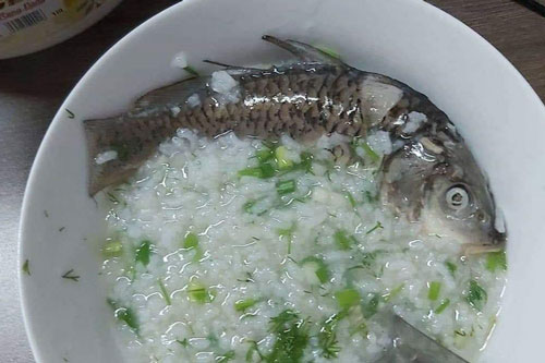 Chồng vào bếp trổ tài nấu "cháo cá nguyên con", vợ nhìn thành phẩm mà đành... 'câm nín'