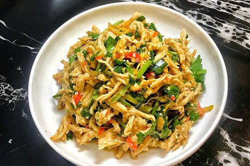 Mùa hè, làm ngay gà xé phay trộn cay ăn hoài không chán