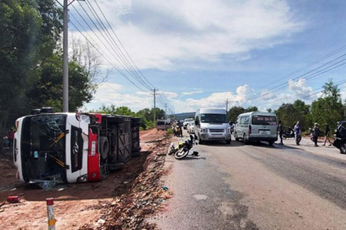 Tai nạn liên hoàn ở Phú Quốc: 3 xe ô tô "làm xiếc", hơn 40 du khách hú vía thoát nạn