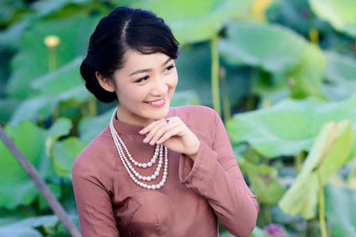 BTV Thời sự Thu Hà đẹp dịu dàng e ấp bên đầm Sen