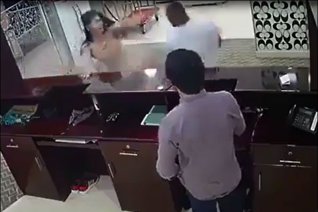 Kẻ ‘sàm sỡ’ bị nữ võ sĩ gốc Việt tung ‘vô ảnh cước’ gãy chân