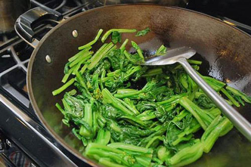 Trước khi xào rau, cần làm thêm 2 bước nữa rau sẽ luôn xanh và giòn