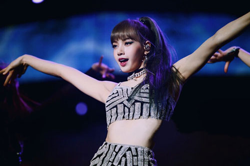 Bí quyết giúp Lisa (BlackPink) không bao giờ bị tung tóc mái khi biểu diễn