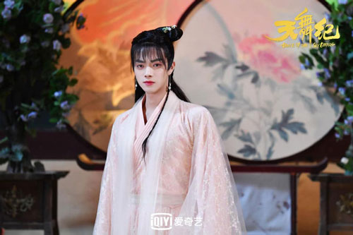 Nam chính "Thiên vũ kỷ" gây sốt vì giả gái đẹp chẳng kém nữ chính