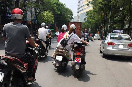 2 cô gái có màn 'song kiếm hợp bích' bằng xe máy trên phố khiến tất cả kinh sợ