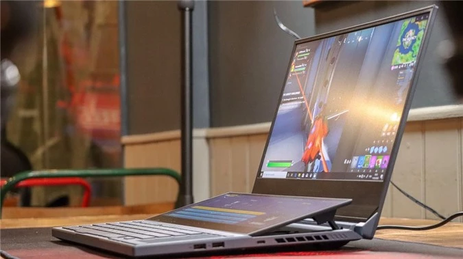 Cụ thể Asus ROG Zephyrus Duo 15 sở hữu màn hình chính 15.6 inch độ phân giải 4K (3840 x 1100 pixel),tần số quét tới 300Hz /3 ms Full HD và màn hình phụ lên tới 14.1 inch, hỗ trợ cảm ứng và đây cũng là màn hình phụ lớn nhất từng được trang bị trên laptop chơi game.