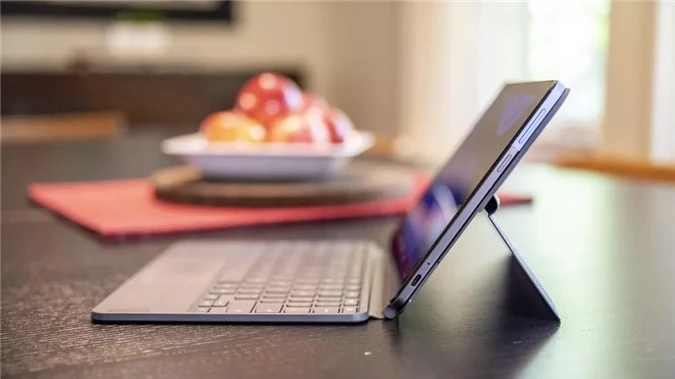 Bàn phím của Lenovo Duet cực kỳ mỏng và nhẹ, khi khớp nối với màn hình thông qua hệ thống nam châm lập tức sẽ tự động chuyển sang chế độ laptop để người dùng có thể sử dụng như một chiếc máy tính xách tay di dộng.