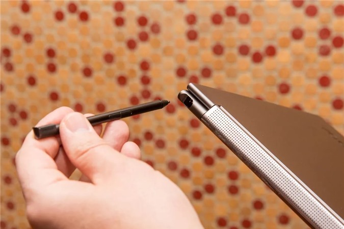 Lenovo Yoga C940 chạy hệ điều hành Windows 10 với nhiều tính năng độc đáo như nắp che camera TrueBlock Privacy, bảo mật sinh trắc Windows Hello, bút stylus theo máy để ghi chú nhanh, viết vẽ chính xác, hỗ trợ Windows Ink và sạc tức thời.