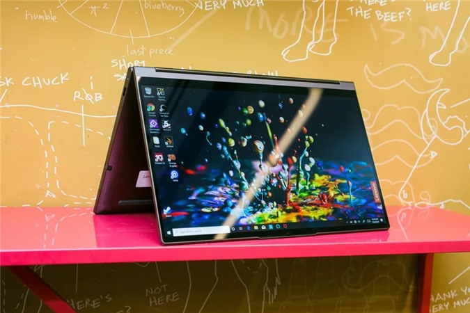 Một tính năng rất thú vị trên Yoga C940 chính là Super Resolution với khả năng nâng chất lượng video lên độ phân giải FHD 1080p trong Windows Media Player. Tính năng Q-Control để cải thiện thời lượng pin lên tới 10.5 giờ dù máy trang bị màn hình độ phân giải cao 4K, làm mát thông minh Intelligent Cooling Mode tích hợp AI hay Modern Standby để thực hiện các tác vụ chạy ngầm cần thiết.