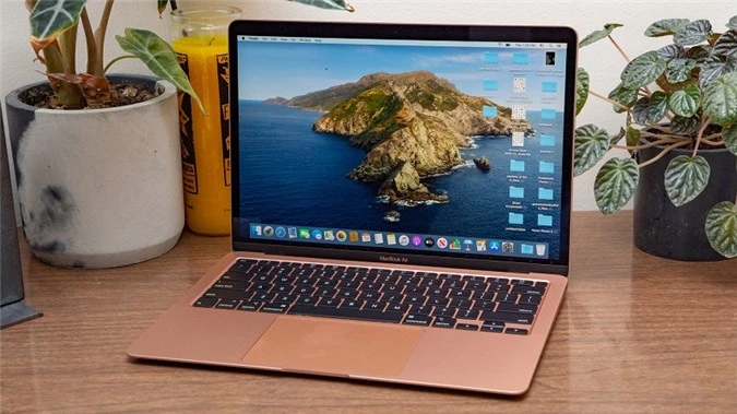 Apple MacBook Air 2020: Như thường lệ, mỗi năm khi Apple ra mắt mẫu MacBook Air đều đi kèm với những nâng cấp quan trọng. Trong đó phiên bản MacBook Air 2020 sẽ sở hữu bộ vi xử lý Intel nhanh hơn, bàn phím Magic Keyboard tin cậy hơn cùng mức giá thấp hơn.