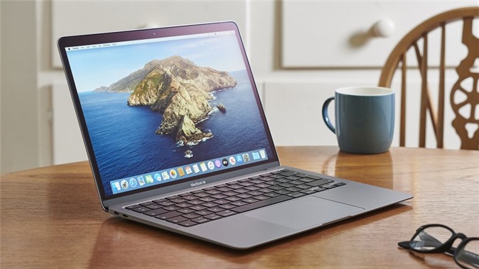 Tương tự các đối thủ, MacBook Air 2020 trang bị chip Intel Core thế hệ thứ 10 với 2 tùy chọn gồm Core i3 lõi kép 1.1 GHz Turbo Boost lên đến 3.2 GHz và tối đa là Core i5 lõi tứ 1.1 GHz Turbo Boost lên đến 3.5 GHz. RAM 8GB hoặc 16GB với bộ nhớ trong thấp nhất SSD 256GB, 512GB, SSD 1TB hoặc cao nhất lên tới SSD 2TB.