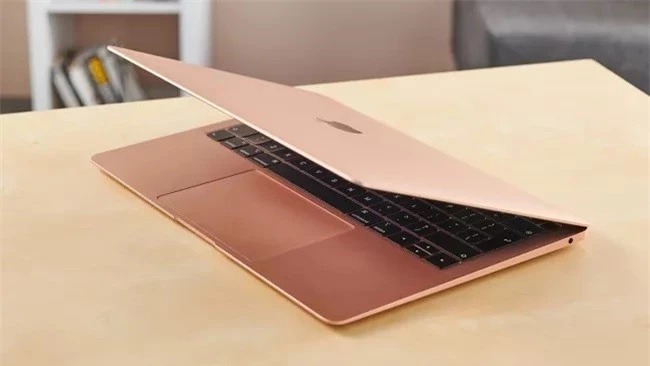 Ngoài ra, Macbook Air 2020 còn hỗ trợ cảm biến vân tay Touch ID, chip bảo mật T2, 3 micro để thu âm giọng nói rõ hơn trong các cuộc gọi video, loa âm thanh nổi tiên tiến và cổng Thunderbolt 3. Pin đi kèm dung lượng 49.9 Wh, có thể trụ được 11 giờ lướt web hoặc 12 giờ khi xem.