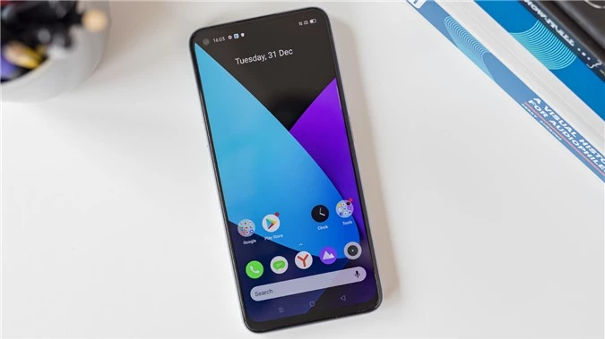 Realme 6: Tiếp tục là một lựa chọn không kém phần hấp dẫn đó chính là Realme 6. Giống như Redmi Note 9 Pro ở trên, máy có khung bằng nhựa nhưng mặt lưng lại là kính sang trọng với mặt lưng được trang trí bằng các vệt vân sáng 3D phát ra từ cạnh dưới cùng, tạo hiệu ứng ánh sáng bắt mắt khi ánh sáng chiếu vào.