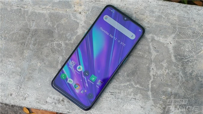 Realme 5 Pro: Vẫn được hoàn thiện bằng chất liệu vỏ nhựa nhưng Realme 5 Pro sở hữu kiểu dáng trẻ trung, trong đó mặt lưng gây ấn tượng với hiệu ứng các đường cắt kim cương bắt mắt.