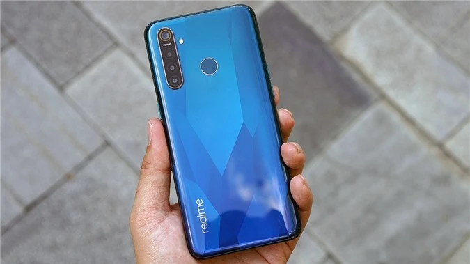 Tương tự Samsung Galaxy A30s, Realme 5 Pro sở hữu màn hình 6.3 inch, độ phân giải Full HD+ và sử dụng thiết kế hình giọt nước để đặt camera selfie.