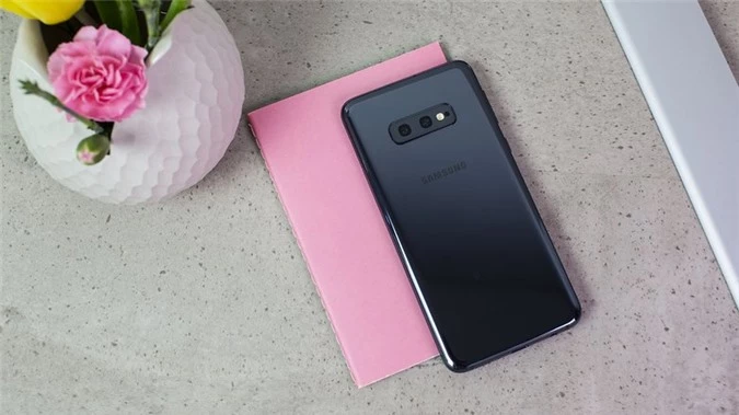 Samsung Galaxy S10e có màn hình nhỏ, kích thước 5,8 inch, độ phân giải Full HD+ như các đối thủ nhưng là thiết bị duy nhất trong danh sách sử dụng tấm nền cao cấp AMOLED thay vì LCD, cho chất lượng hiển thị hàng đầu.