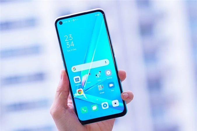 Oppo A92: Với mức giá chỉ khoảng 6 triệu đồng, tức là thấp hơn so với Galaxy A30s nhưng thực tế Oppo A92 vẫn gây ấn tượng, trẻ trung và thậm chí là đẹp hơn đối thủ dù đều được hoàn thiện bằng chất liệu nhựa.