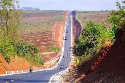 Hình ảnh đường dốc dựng đứng ở Việt Nam khiến dân mạng chú ý