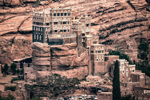 Cung điện 100 năm tuổi xây trên cột đá thẳng đứng ở Yemen
