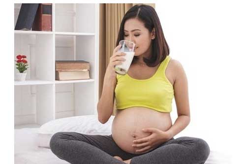 Bà bầu uống sữa tươi đúng giờ "vàng" đảm bảo con tăng cân, chân dài từ trong bụng mẹ