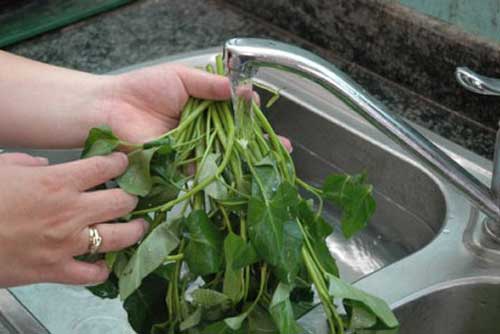 Không muốn cả nhà ăn phải thuốc độc thì bỏ ngay thói quen này khi luộc rau, nấu canh