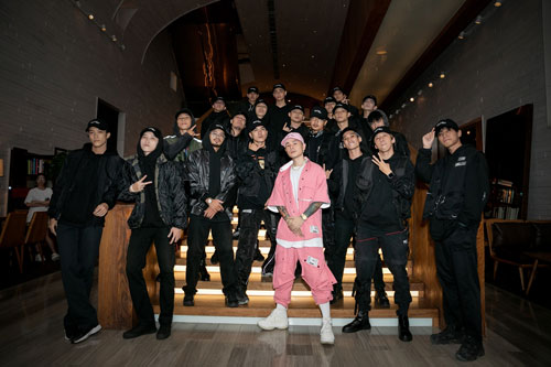 Binz diện 'cây' hồng diễn cùng 20 vũ công