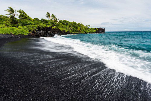 5 bãi biển cát đen huyền bí trên thế giới