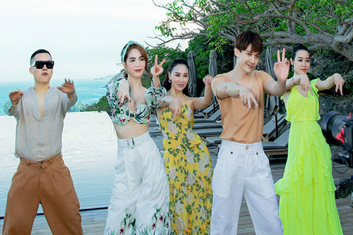 Ngọc Trinh cùng hội bạn thân 'quẩy' trong resort 6 sao