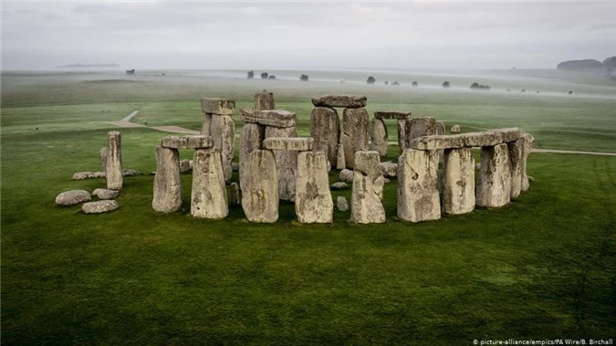 Phát hiện quần thể trụ đá khổng lồ gần di sản Stonehenge -0