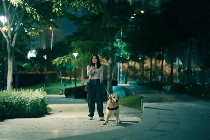 Phương Anh Đào cùng chú chó Ben quay cảnh bị Quang Tuấn rượt đuổi trong công viên.