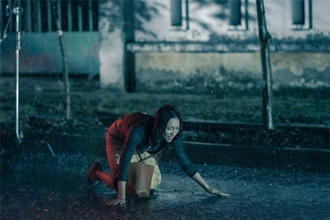 Phương Anh Đào có hai cảnh quay nặng cả về tâm lý và hành động dưới mưa.