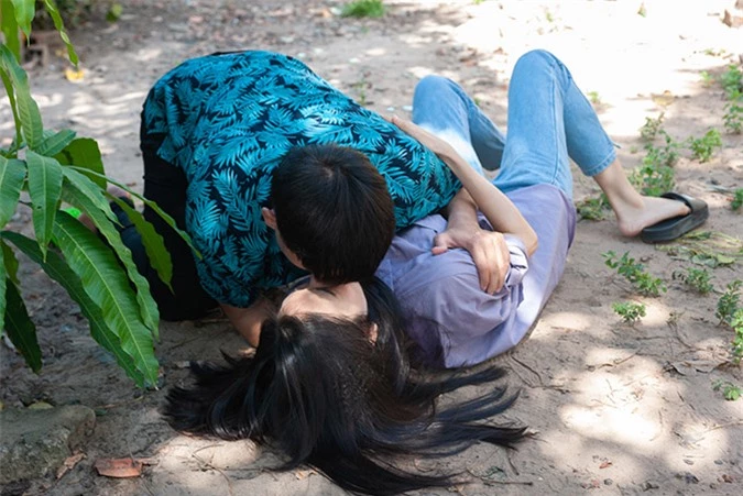 [Caption] Anh nói: Đó là quay phim thôi. Tôi không biết Tăng Huỳnh Như nghĩ thế nào, cá nhân tôi chỉ tập trung sao cho góc máy đẹp nhất, cảm xúc thật nhất. Tôi không muốn khán giả xem cảnh này rồi bảo, giả quá.