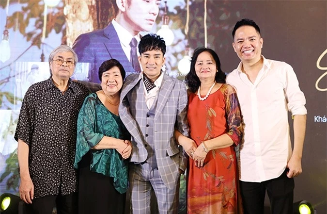 Quang Hà (vest xanh) và Quang Cường (áo trắng) chụp ảnh cùng gia đình.