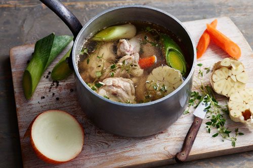 Hầm xương muốn nước ngọt mà lại trong veo thì các mẹ phải học ngay các mẹo này nhé!