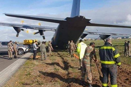 Vận tải cơ C-130 của Mỹ trượt khỏi đường băng sau cú hạ cánh lỗi