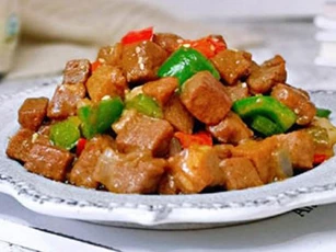Cuối tuần mẹ làm thịt bò lúc lắc cả nhà ăn hết bát cơm này đến bát khác
