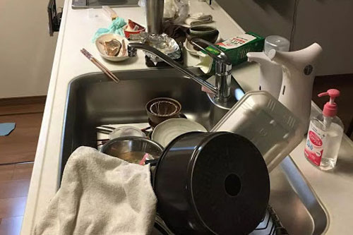 Vợ nhờ rửa bát, chồng hất tung mâm khẳng định: "Đàn ông chỉ lo việc lớn" nhưng vài phút sau lại "cun cút" tự đi dọn dẹp