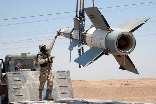 Hệ thống tên lửa phòng không S-125 Pechora đã được đưa tới căn cứ không quân Al-Watiya. Ảnh: Al Masdar News.