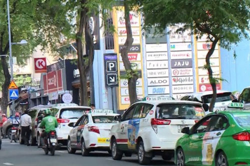 TP.HCM: Bất chấp bảng thông báo phạt nguội, nhiều ô tô vẫn... thích là dừng