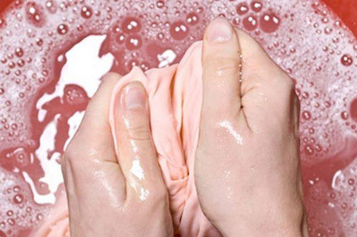 Áo trắng chuyển màu "cháo lòng" đừng vứt đi, cho sữa vào ngâm trắng tinh như mới