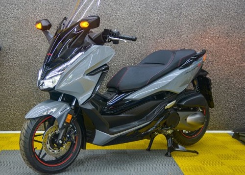 Đối thủ của BMW C 400 X về Việt Nam, giá cao "ngất ngưởng"