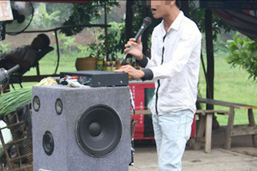 Đề xuất cấm hát Karaoke bằng loa kẹo kéo: Loa không sai, người hát sai?
