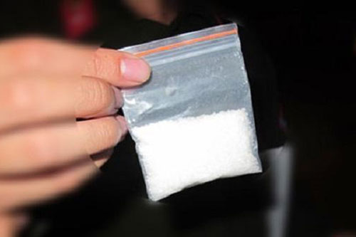 Hành khách đi máy bay giấu ma túy trong cạp quần