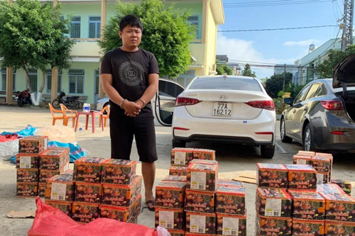 Bắt giữ 2 ô tô vận chuyển gần 380kg nghi pháo lậu
