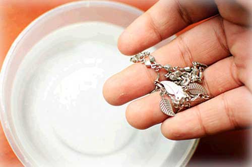 Mẹo làm trắng đồ trang sức bằng bạc đơn giản nhanh nhất ngay tại nhà mà chẳng tốn đồng nào