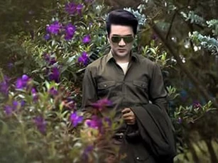 Đàm Vĩnh Hưng tung loạt hình mơ màng giữa phố núi Đà Lạt