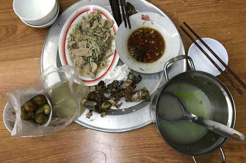 Ru con ngủ xong, ra ngoài nhìn mâm cơm chồng để phần mà vợ sầm mặt và màn vùng lên của cô khiến anh ta “thất kinh”