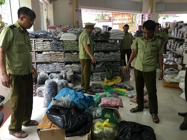 Phát hiện 33.488 sản phẩm thời trang giả mạo nhãn và không rõ nguồn gốc xuất xứ tại khu dốc Baza Bắc Ninh